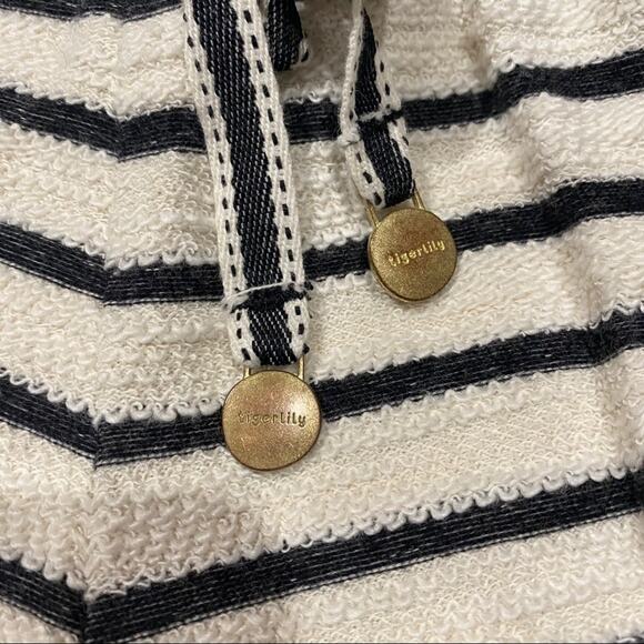 Tigerlily Knit Stripe Shorts Sz 2 Pull on Shorts Cream Stripe Shorts - Picture 3 of 8